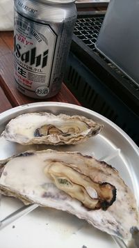 牡蠣のかんかん焼きにビール